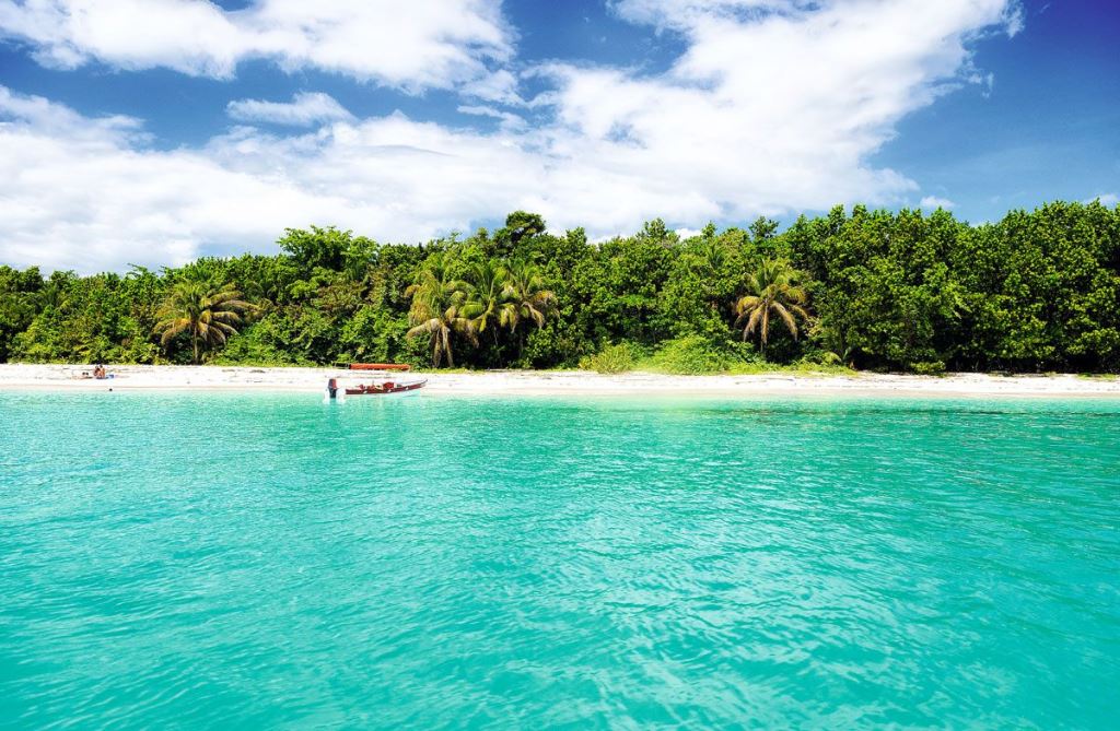 Beautiful Beaches in Panama Cayos Zapatillas